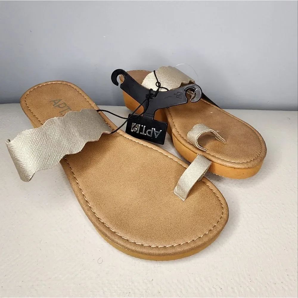 NEW APT.9 LADIES SCALLOP EDGE WEDGE Gold SANDELS - SIZE Small